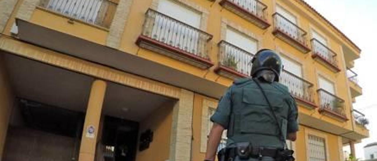 Imágenes de la Guardia Civil con algunos detenidos de la operación en Catral y ante el inmueble donde fueron apresados y uno intentó huir.