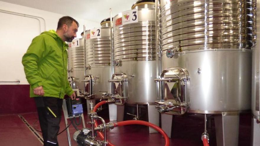 Cangas e Ibias instalan en los viñedos aparatos que avisan del riesgo de enfermedad en las vides
