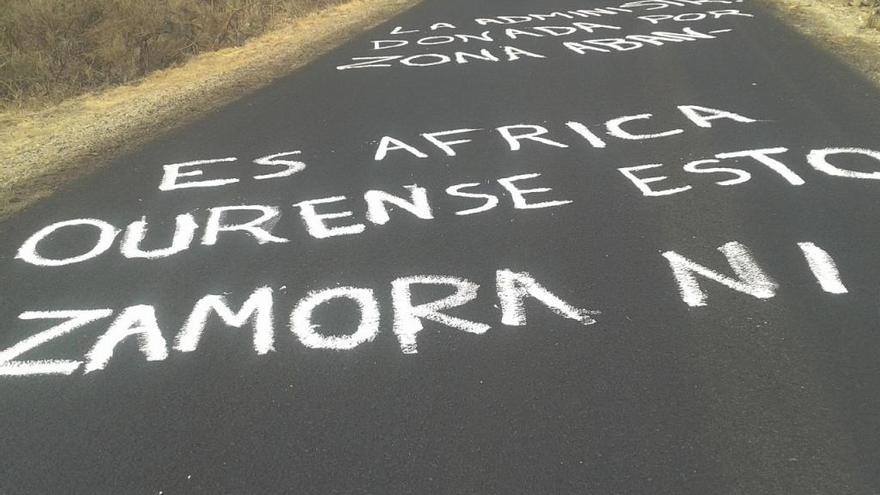 Pintadas de protesta por el abandono del proyecto inicial de mejora de la carretera de Porto.