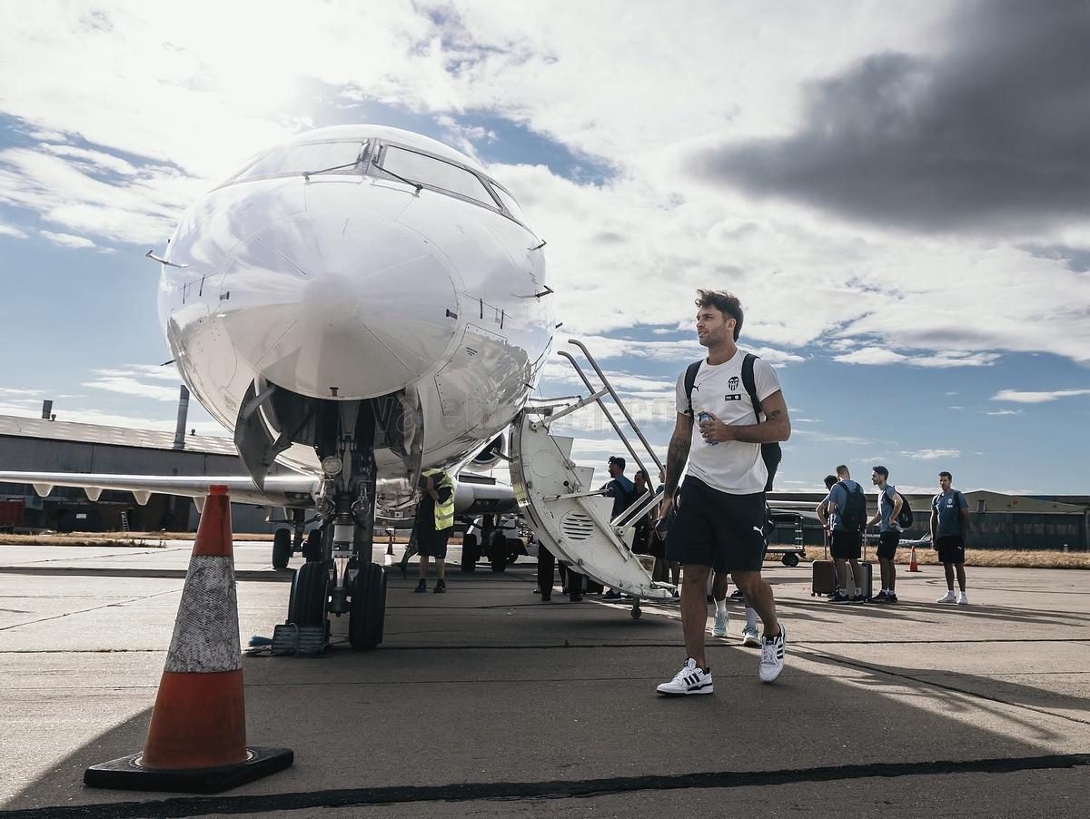 Los jugadores del Valencia viajaron el lunes a Inglaterra, donde permanecerán hasta el sábado.