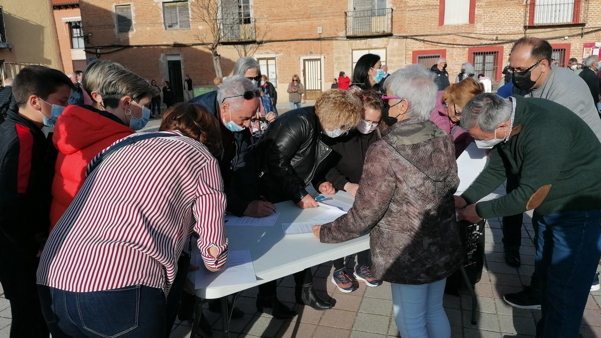 Vecinos plasman sus firmas en las quejas que serán remitidas al Procurador del Común