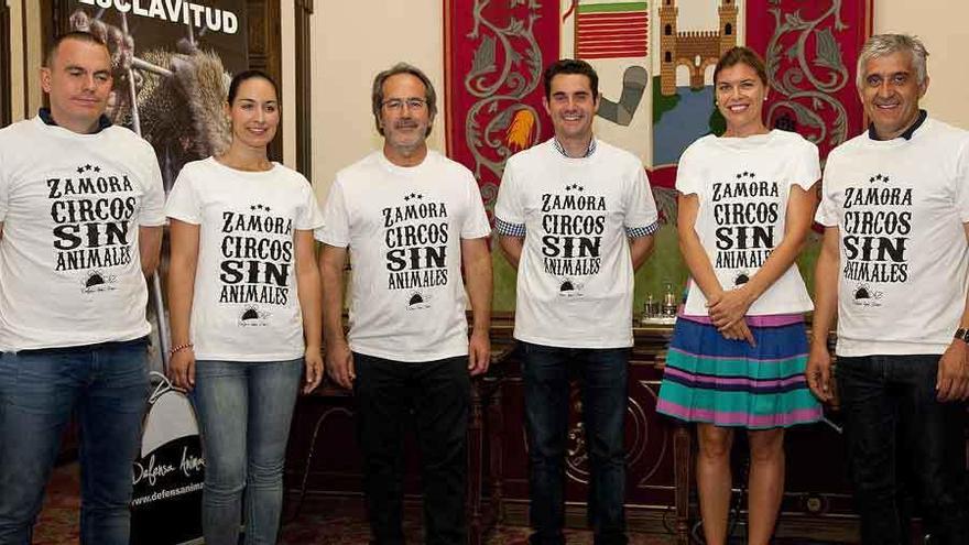 Requejo, Lucas, Guarido, Fagúndez, San Damián y Gómez con las camisetas conmemorativas.