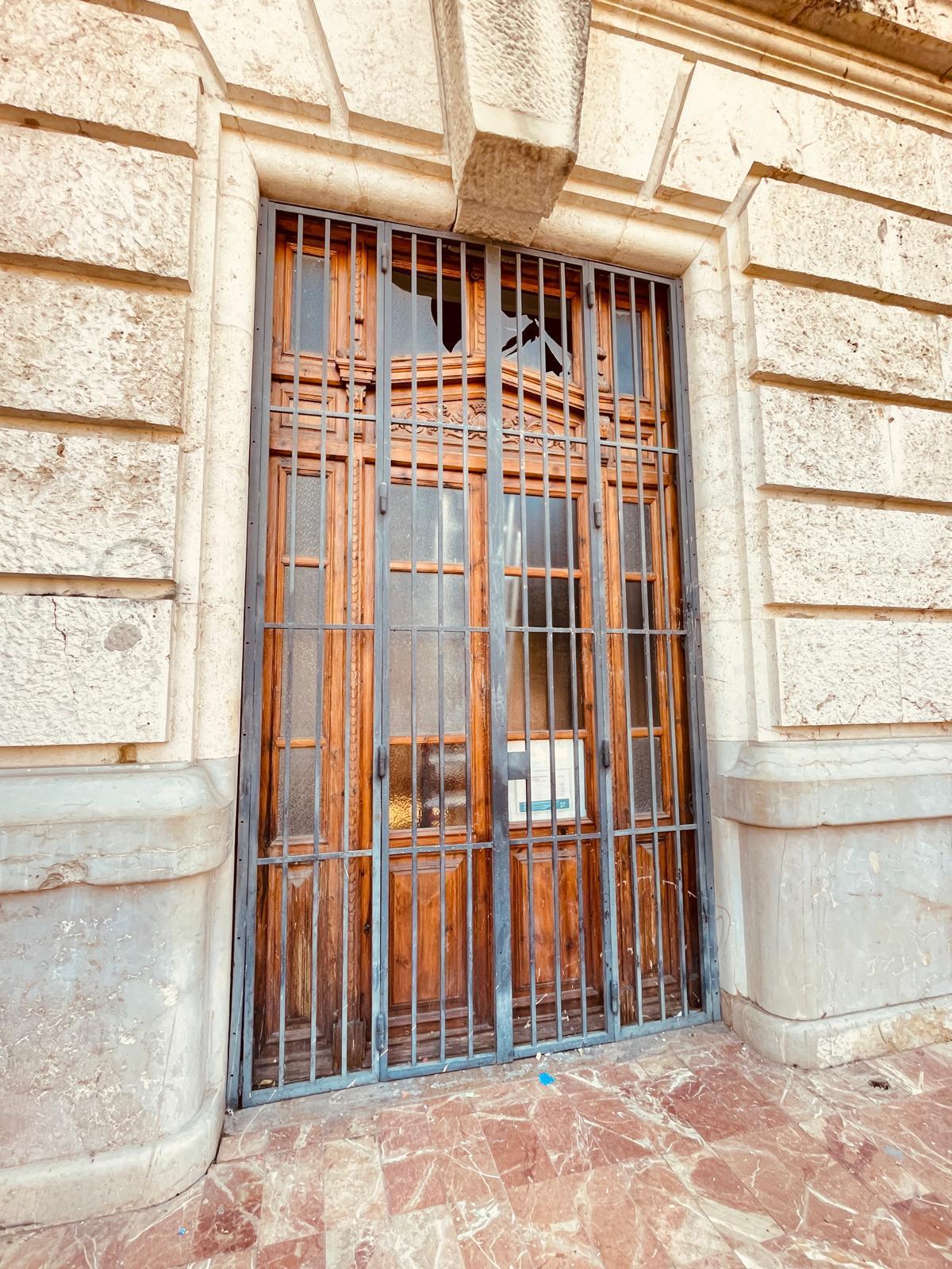 Los cristales de la oficiana de turismo del Ayuntamiento de València, rotos tras la mascletà