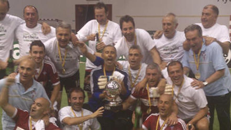 Los componentes del equipo indoor del Celta celebran la consecución del título.