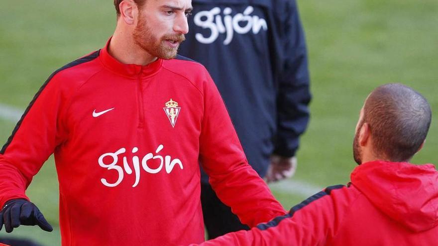 Amorebieta dialoga con Lora durante el entrenamiento de ayer en El Molinón.