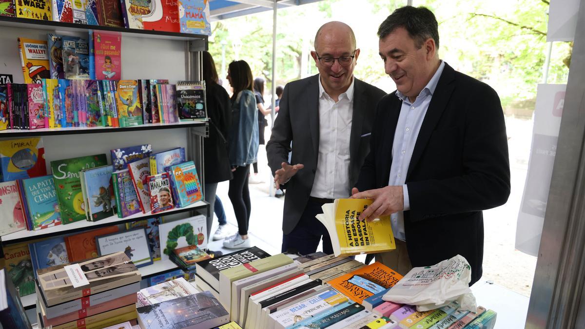 El conselleiro de cultura  Román Rodríguez en la inauguración de la Feria del Libro acompañado de Anxo Lorenzo, Secretario Xeral de Cultura