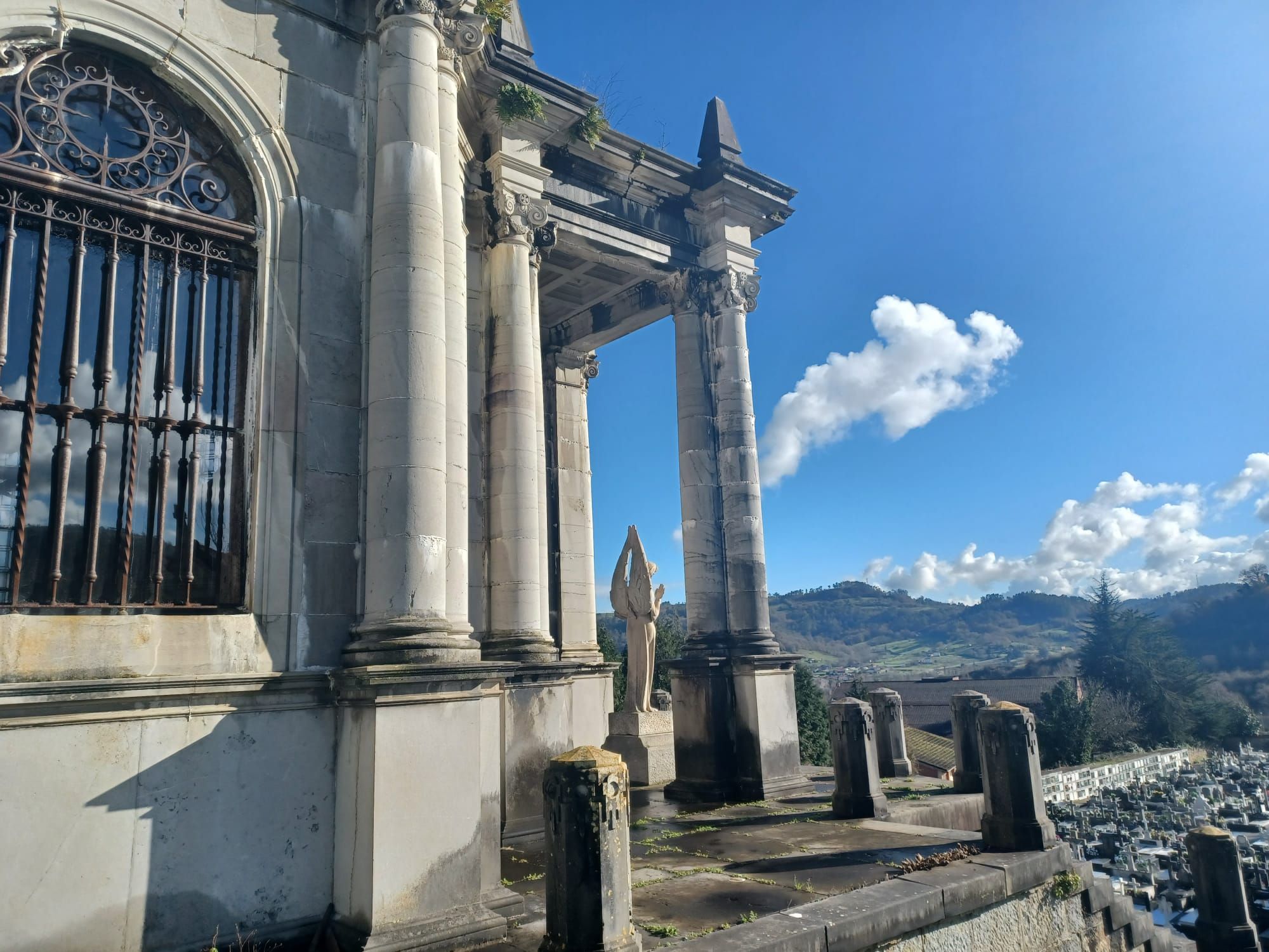 Turismo de cementerio: los secretos del camposanto de Grado, arte funerario y  lápidas "profesionales"