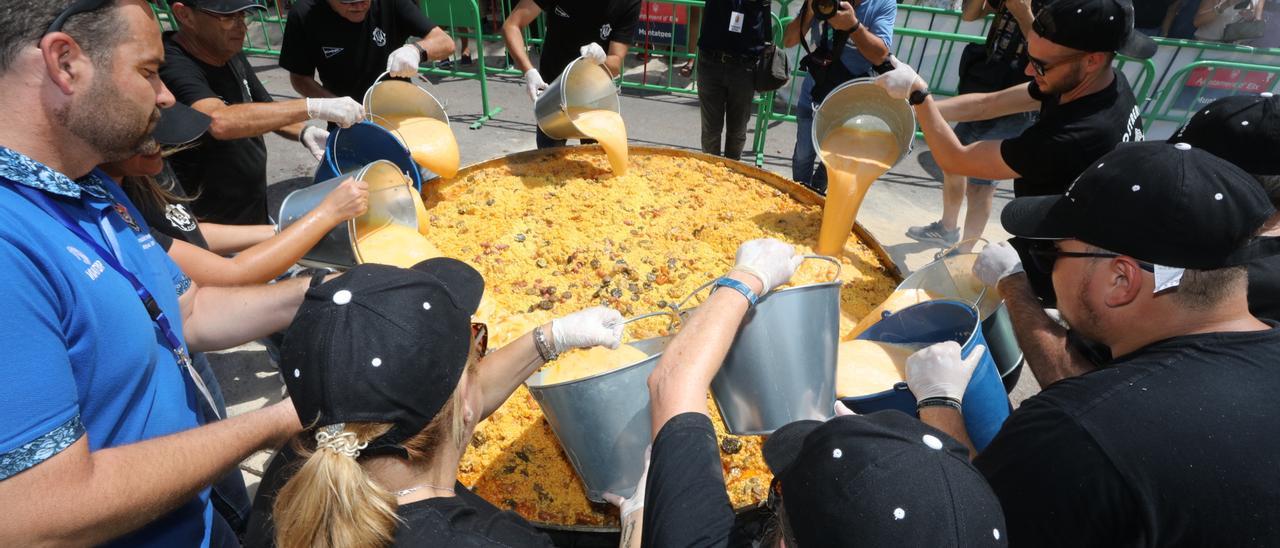 Elaboración del arroz con costra gigante, este miércoles en el Paseo de la Estación