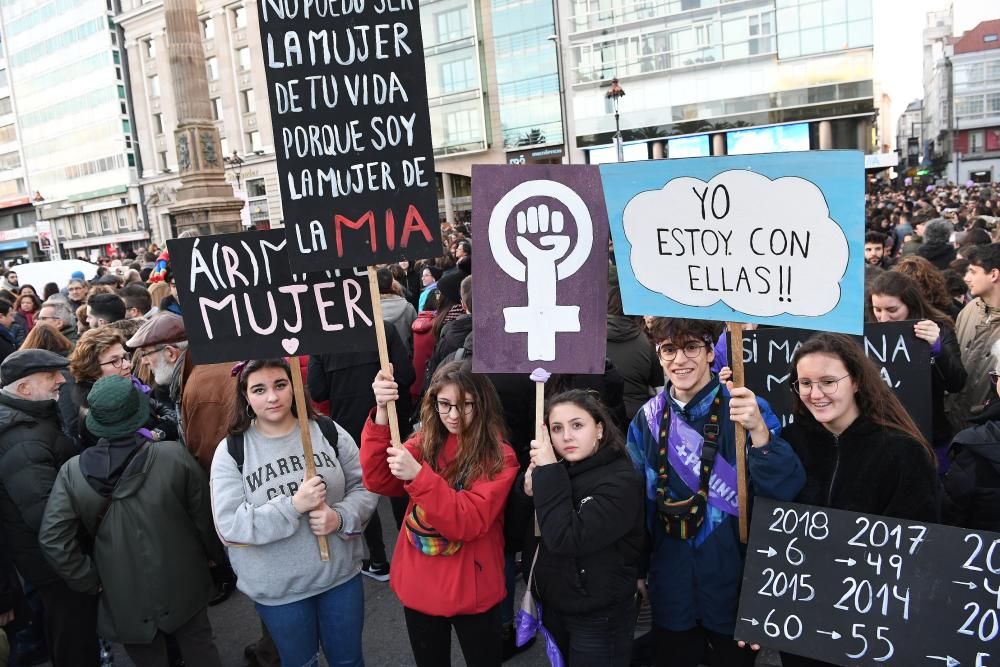 33.000 mujeres y hombres secundan las manifestaciones feministas en A Coruña