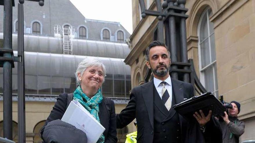 Ponsatí y su abogado, Aamer Anwar, ayer en Edimburgo. // AFP