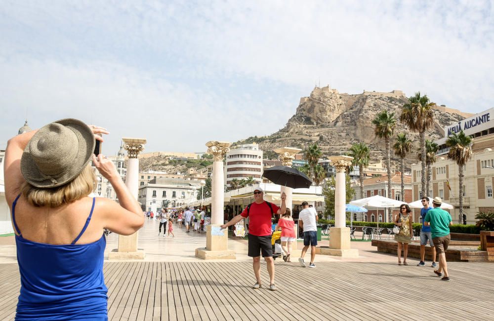 El Westerdam, repleto de norteamericanos y argentinos, hace escala en la estación marítima y llena de turistas el Castillo, bares y terrazas, y las tiendas