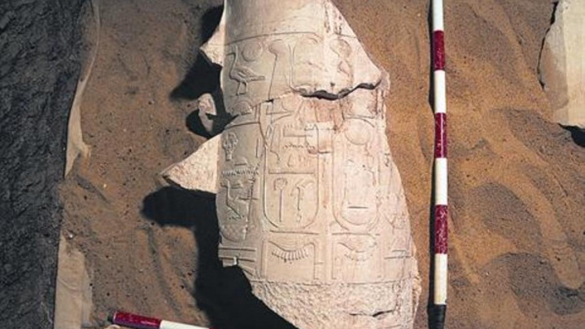 Fragmento de columna con el nombre de Amenhotep III, hallado en la tumba de un visir en Asasif (Luxor).