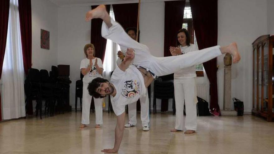Exhibición de capoeira celebrada ayer en el salón de plenos de Vilanova. // Noé Parga