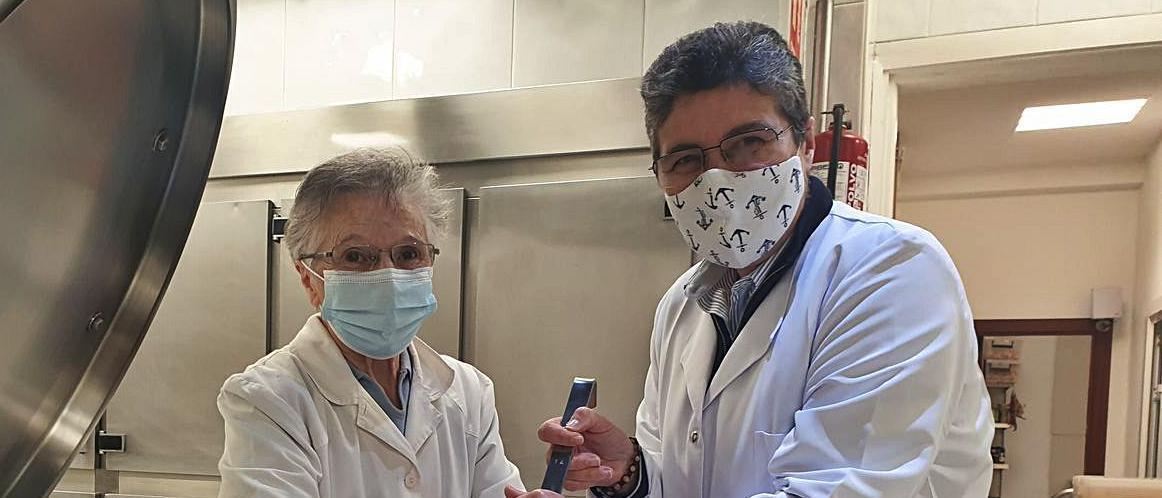 Sor Esperanza Romero, a la izquierda, sujetando una garcilla con Sor Fernanda García en las instalaciones de la Cocina Económica de Oviedo. | LNE