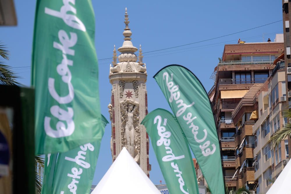 La mascletà de la pirotecnia valenciana Fuegos Artificiales del Mediterráneo hace retumbar la emblemática plaza con un disparo compacto con un potente final terrestre y aéreo