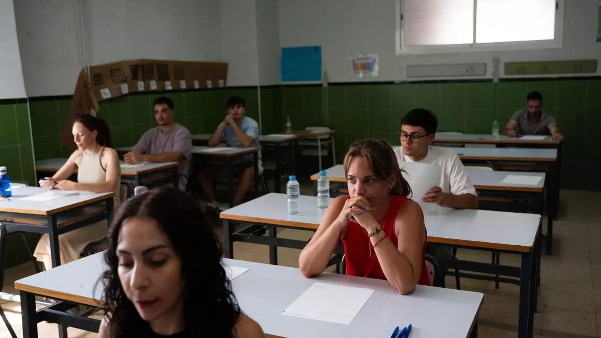 Cáceres acoge las oposiciones docentes entre el calor y la tensión de los aspirantes: "Siempre se viene con nervios, pero es nuestro sueño"