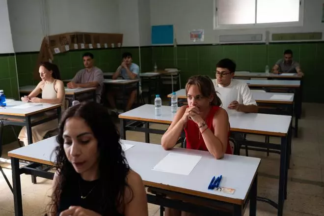 Galería | Calor y nervios en las oposiciones a maestro en Cáceres