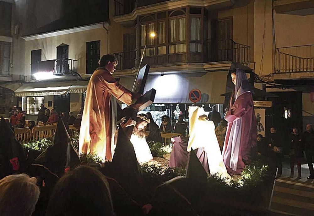 Manacor: la comitiva de pasos recorrió el itinerario previsto con salida y llegada en la parroquia de els dolors, entre la solemnidad y el paso viviente que despertó aplausos.