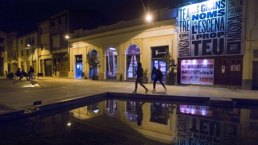 L'exterior del Teatre de Salt on es portarà a terme l'obra solidària.