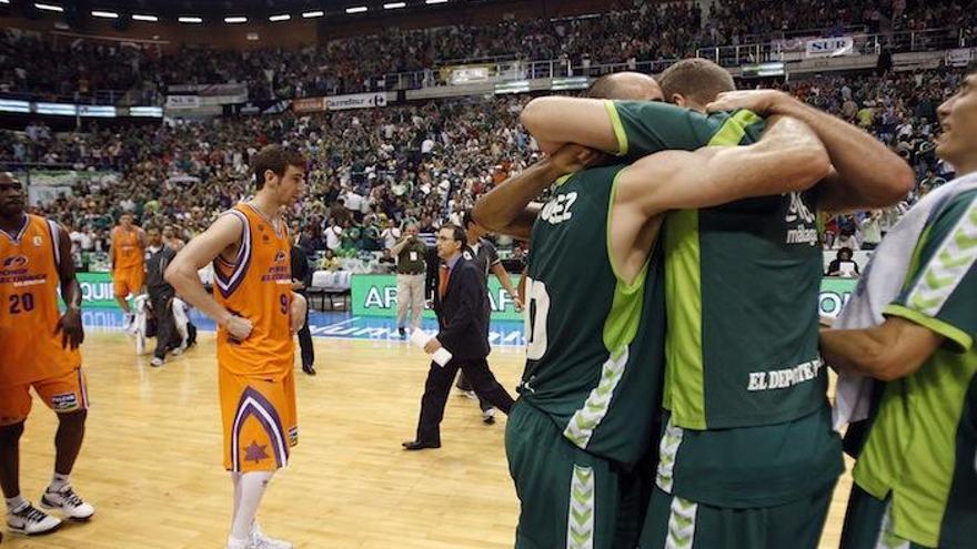 Los cajistas se abrazan tras ganar la serie en 2010. gregorio torres