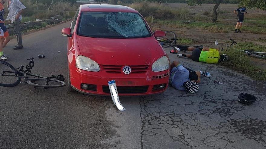 Los ciclistas, heridos en el suelo tras el atropello en un camino rural de Lorca