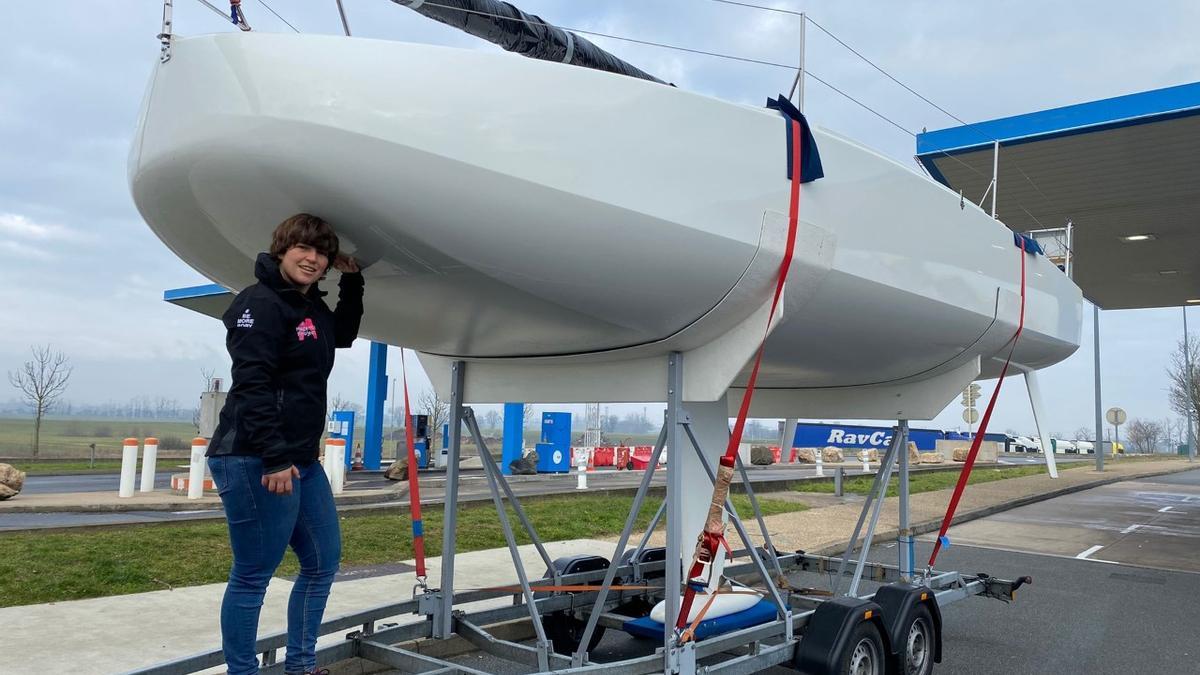 Aina Bauzà, con el barco en el que navegará la Mini Transat 2023.