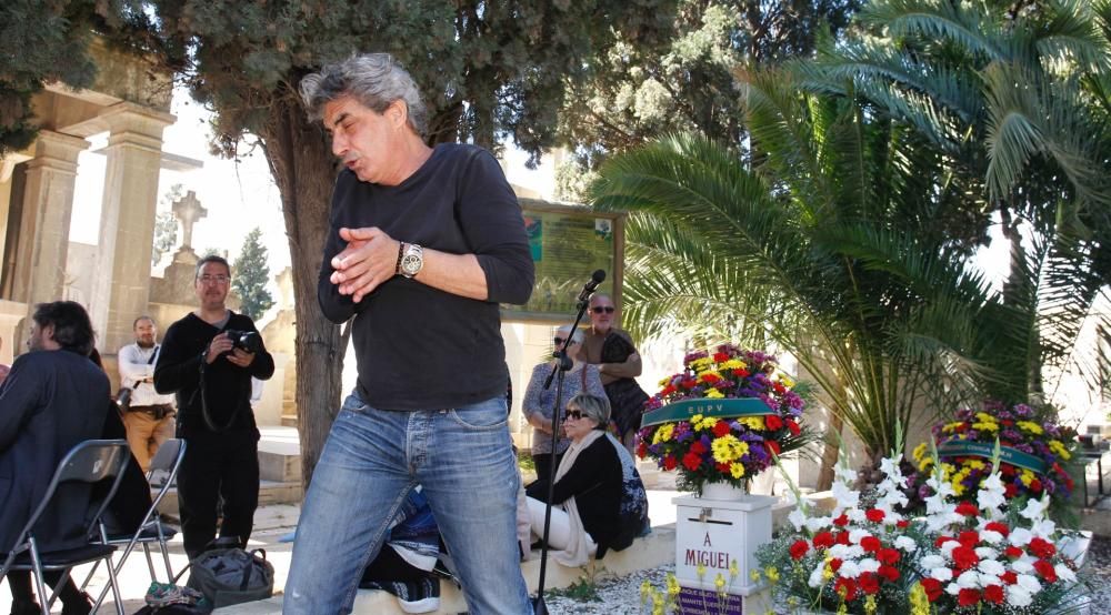 Uno de los actos en homenaje al poeta oriolano celebrados esta mañana en el cementerio de Alicante.