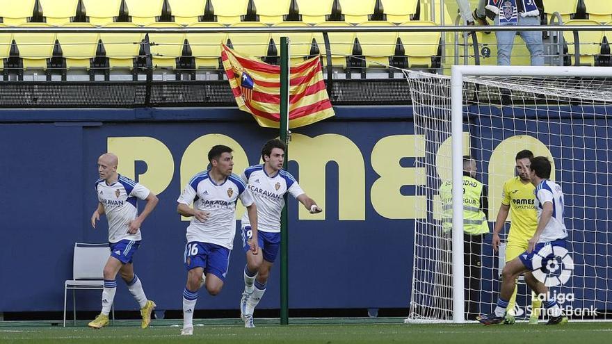 Los jugadores del Real Zaragoza celebran el primer gol de Azón