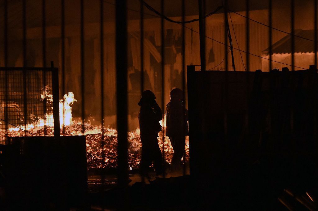 Estas son las imágenes que el aparatoso incendio de Puente Tocinos ha dejado este sábado
