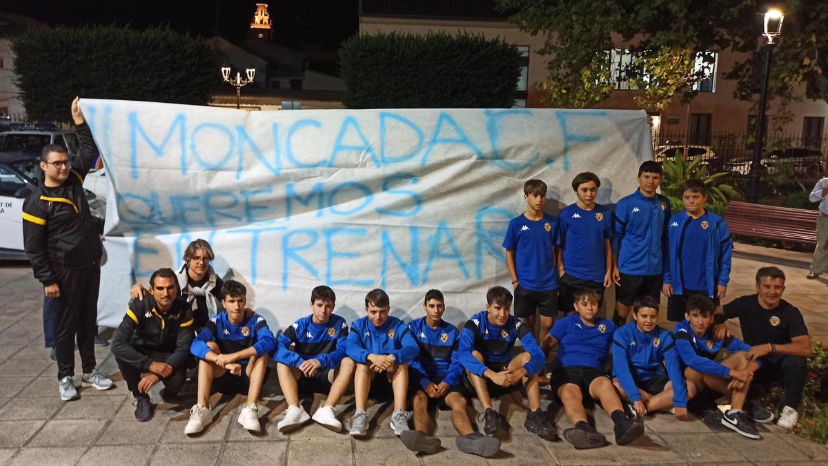 Protesta de los jugadores y del equipo técnico del MOncada CF.
