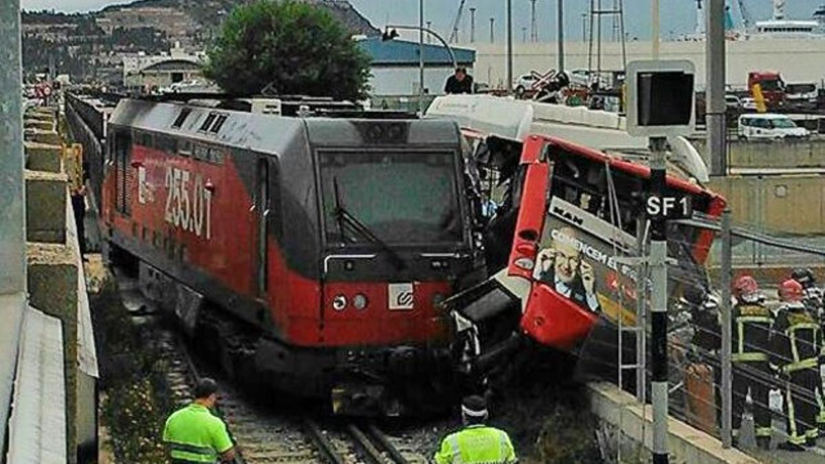 Aparatoso choque entre un tren y un autobús en la Zona Franca.