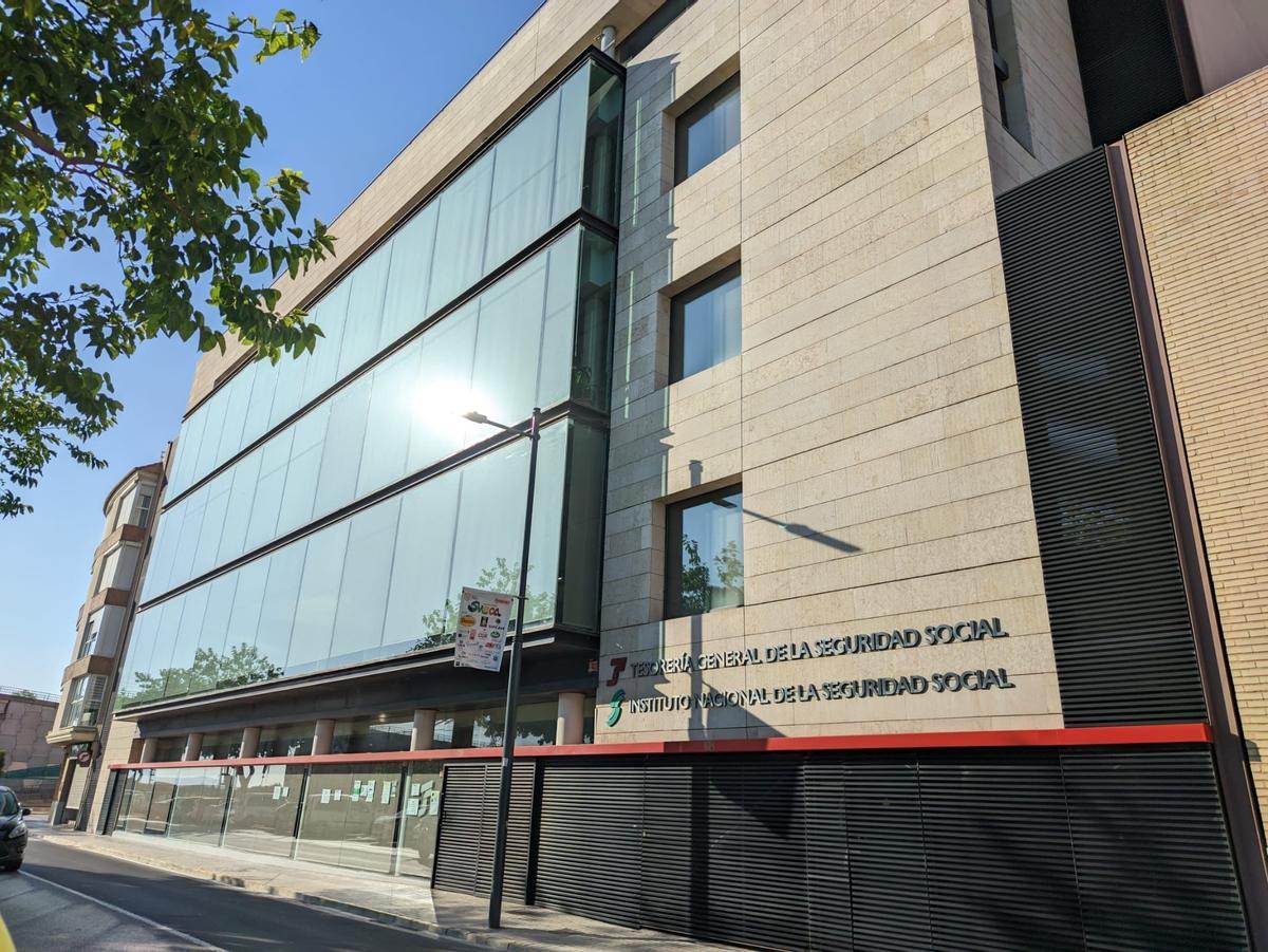 Fachada de las dependencias de la Seguridad Social en Sueca.