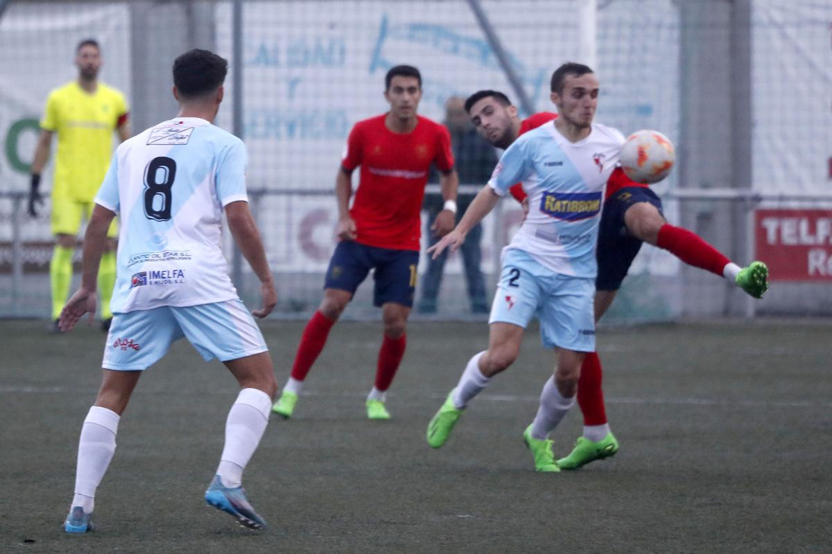 Santi Figueroa en una disputa en la banda derecha del ataque vilagarciano.