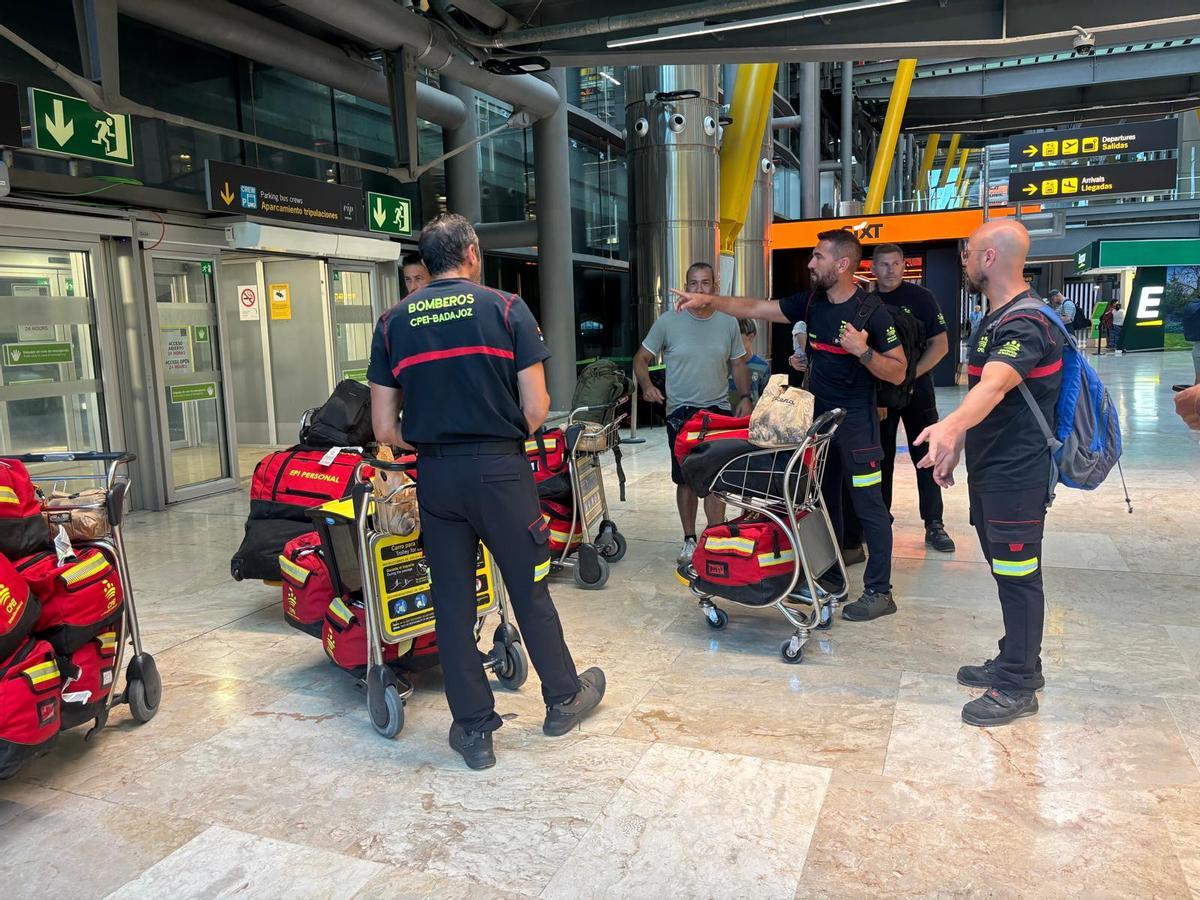FOTOGALERÍA | Los bomberos de la Diputación de Badajoz regresan de Venezuela tras siete días de rescate.