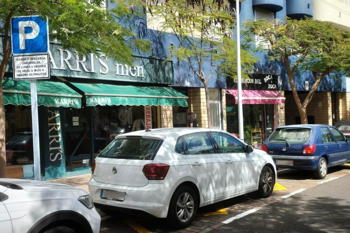 Zona de carga y descarga en Santa Cruz ocupada por vehículos privados.