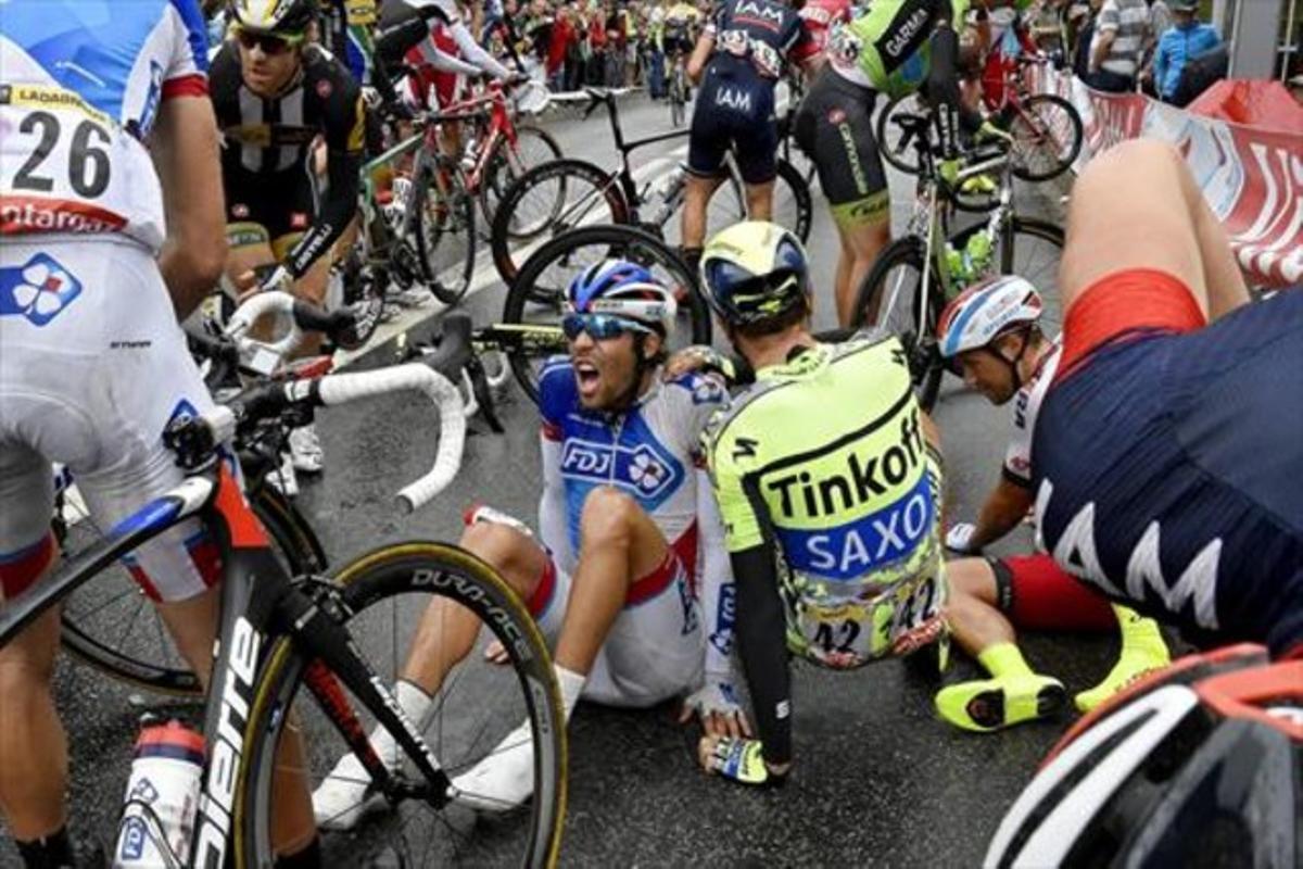 Thibaut Pinot i Iván Basso, del Tinkoff, van patir una caiguda en la cinquena etapa que va finalitzar a Amiens.