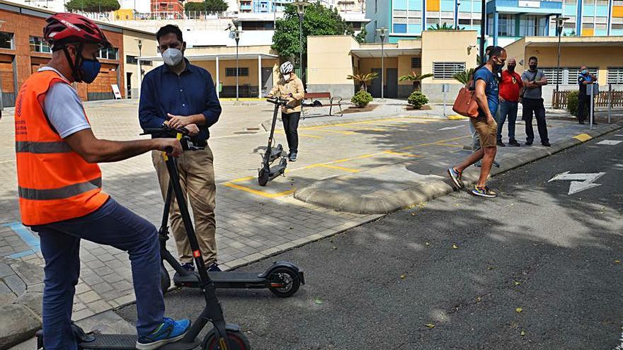 Josué Íñiguez, segundo por la izquierda, durante la formación. | |
