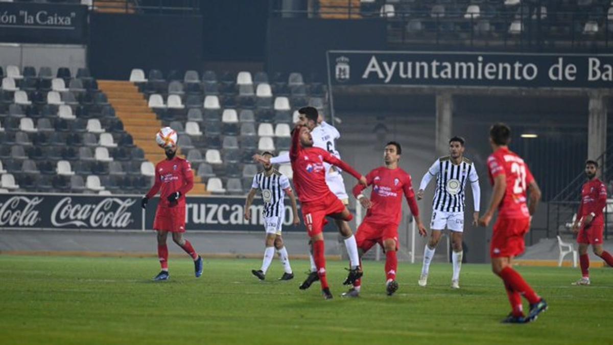 Un lance del partido Badajoz - Alcoyano.