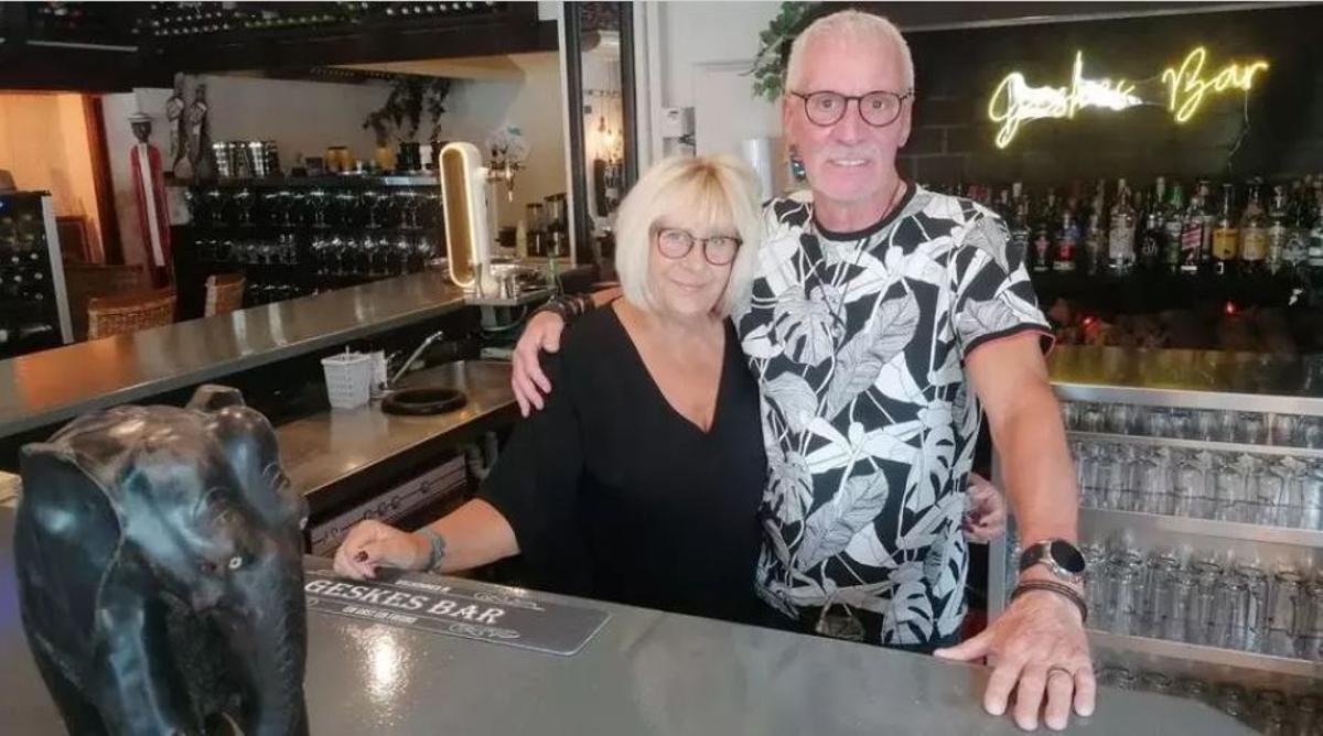 Stephan Geske mit seiner Frau Sabine im September 2024 beim Treffen in Geskes Bar mit der MZ.