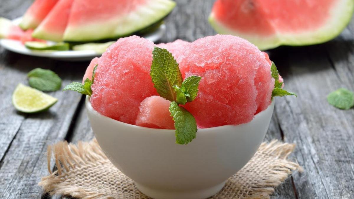 Refresca tus días de verano elaborando este divertido helado de sandía