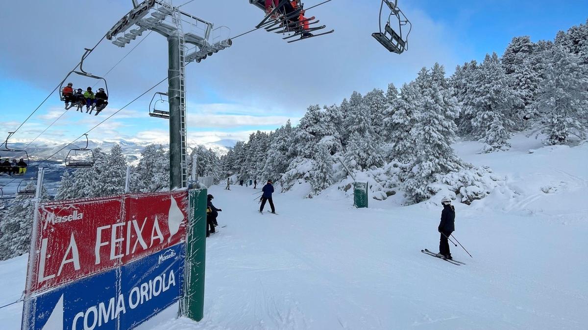 Esquiadors a l'estació de Masella