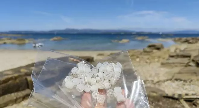 Aseguran que sigue llegando gran cantidad de plásticos a la costa de O Grove