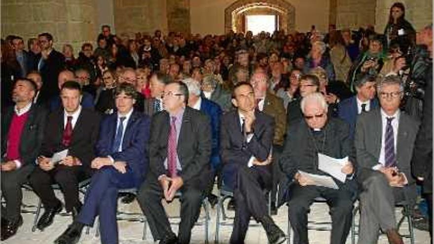 Les autoritats, en primer terme, en un temple totalment ple de veïns.