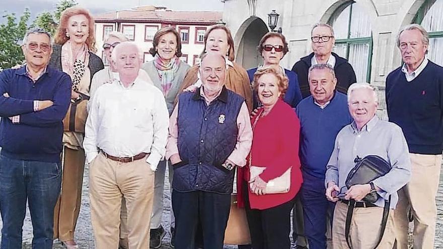 Los médicos de las Fuerzas Armadas y sus parejas en su visita a la Escuela Naval Militar. // S.A.