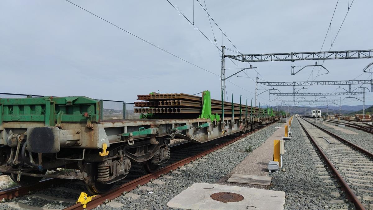 El tren carrilero circulando por la línea Xàtiva-Alcoi.
