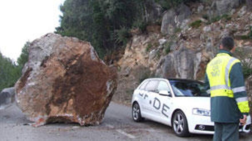 La roca, que se desprendió a la altura del kilómetro 57, destaca por su enorme tamaño.