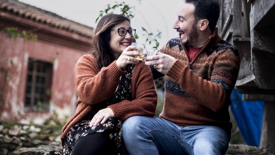 Lara y Derya van a destilar el primer whisky puro de malta de Asturias