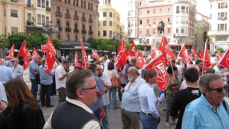 Sindicatos se concentran en Las Tendillas ante el &quot;austericidio&quot; provocado por la reforma laboral