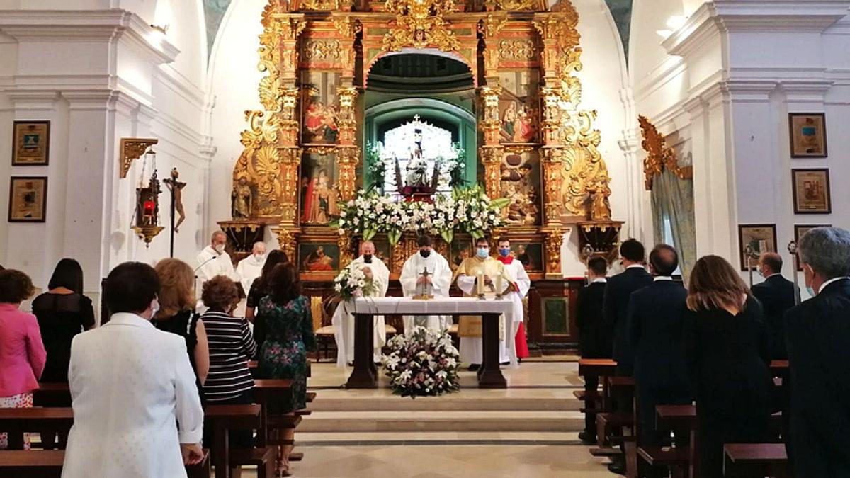 Los párrocos ofician la solemne misa de fiesta en honor de la Virgen del Canto a la que asistieron autoridades, cofrades y vecinos. | M. J. C.