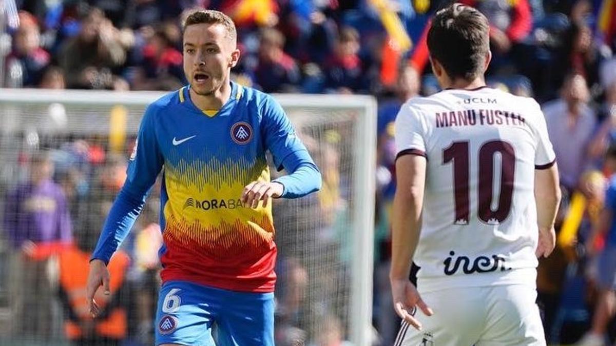 Marc Aguado piensa un pase en un partido contra el Albacete esta temporada.